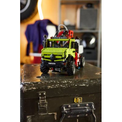 9. LEGO Technic 42242 - Mercedes-Benz Unimog U 5023 z dźwigiem