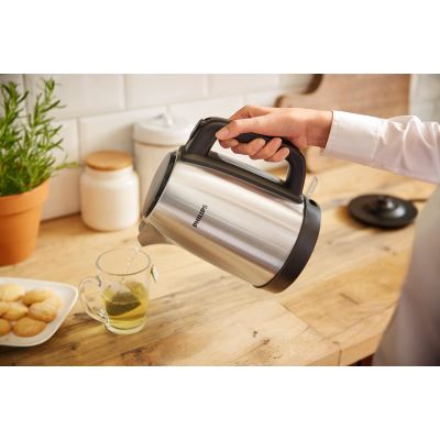 17. Philips Daily Collection Metalowy czajnik 1,7 l — pokrywka z mech. sprężynowym i wskaźnik