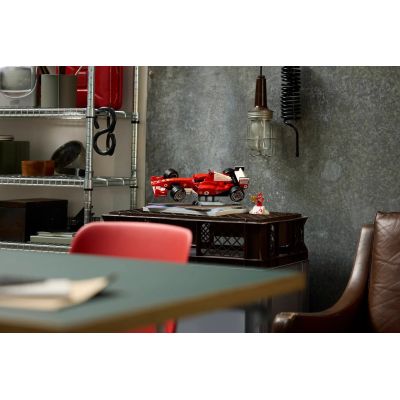 16. LEGO Icons 11375 - Ferrari F2004 i Michael Schumacher