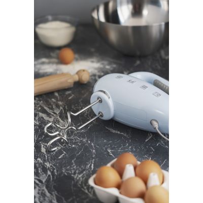 15. Mikser ręczny Smeg HMF01PBEU w stylu retro z lat 50. Pastelowy niebieski