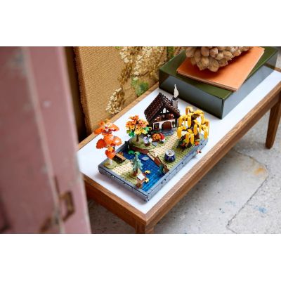 13. LEGO Icons 11372 Jesienny ogród z chatką
