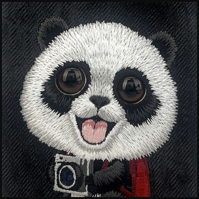 8. Etui Nimmy Big Eyed Pet 2.0 Panda do iPhone 17 - czarne