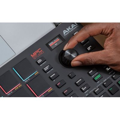 4. AKAI MPC STUDIO - Kontroler z oprogramowaniem tworzący kompletną stację roboczą typu MPC