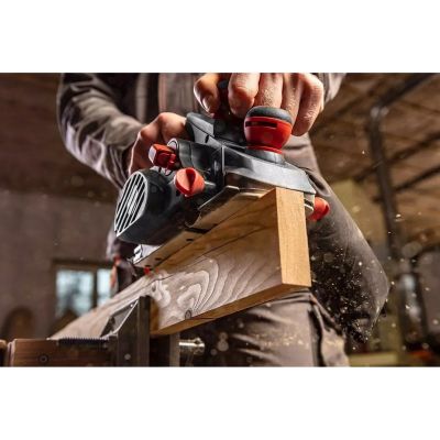 10. Strug 850W, głębokość strugania 3 mm, szerokość strugania 82 mm