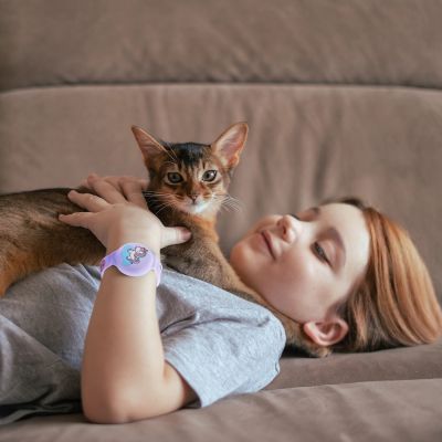 2. Opaska etui na AirTag silikonowa bransoletka na rękę dla dziecka - fioletowa z jednorożcem