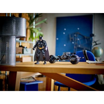 10. LEGO Super Heroes 76273 Figurka Batmana do zbudowania i batcykl