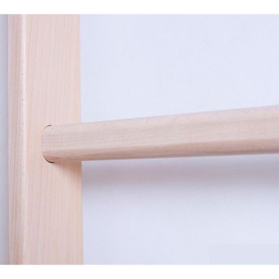 24. DRABINKA Z DREWNIANYM DRĄŻKIEM I AKCESORIAMI BENCHK 112+A204