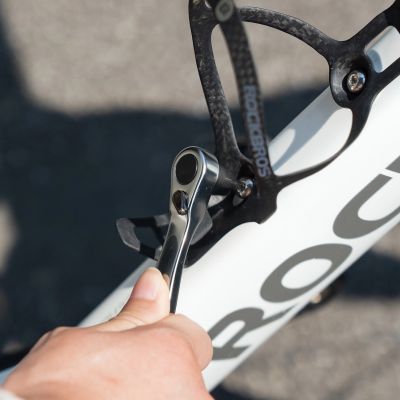 15. Zestaw narzędzi rowerowych Rockbros multitool z pompką na naboje CO2 i kluczem grzechotkowym - czarny