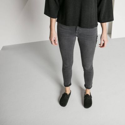 7. Chodaki damskie ocieplane z wełną owczą Birkenstock Boston Shearling Black skóra zamszowa regular szerokie (0259881)