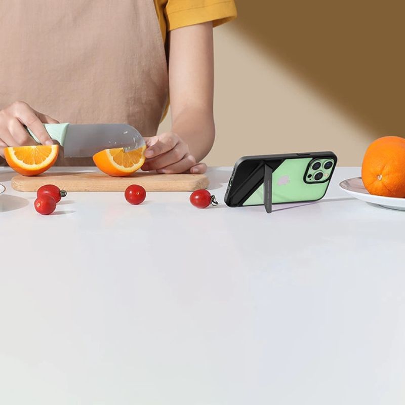 12. Ugreen Fusion Kickstand Case sztywne etui z żelową ramką i podstawką do iPhone 13 Pro czarny (90153)