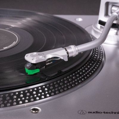2. Gramofon Audio-Technica AT-LP120X napęd bezpośredni srebrny