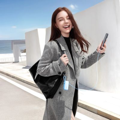 3. Powerbank Joyroom JR-PR2L 10000mAh 35W z wbudowanym zwijanym kablem USB-C i kablem-smyczą USB-C - niebieski