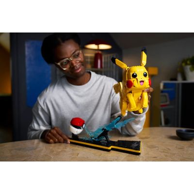 10. LEGO Pokemon 72152 - Pikachu i Pokeball