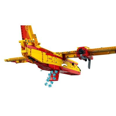 6. LEGO Technic 42152 Samolot gaśniczy