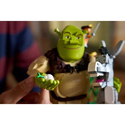 7. LEGO Icons 72423 - Shrek, Osioł i Kot w butach