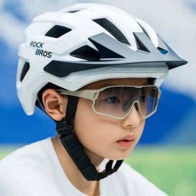 5. Kask rowerowy Rockbros LK-67 młodzieżowy z odpinanym daszkiem 54–58 cm - biały