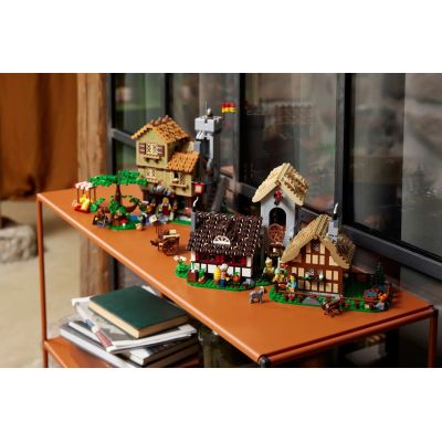 9. LEGO Icons 10332 Średniowieczny plac miejski