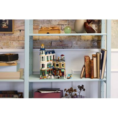 8. LEGO Icons 11371 - Ulica handlowa