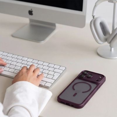 6. Etui Tech-Protect MagPeak MagSafe CC na iPhone 18 Pro Max / 17 Pro Max - dark cherry  matowe