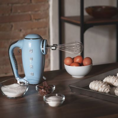 13. Mikser ręczny Smeg HMF01PBEU w stylu retro z lat 50. Pastelowy niebieski