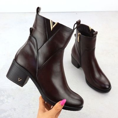 2. Botki damskie na słupku ocieplane brązowe Vinceza 58581