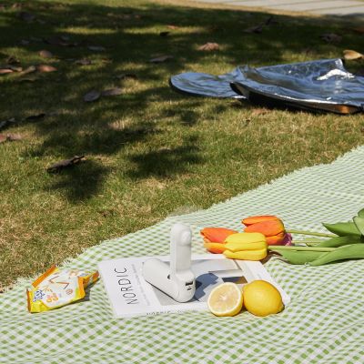 3. Mini wentylator Jisulife Handheld Fan Life8 przenośny wiatraczek USB z funkcją powerbanka 2000mAh i latarką - biały