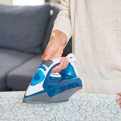 7. Żelazko parowe Black+Decker BXIR2200E (2200W; biało-niebieski)