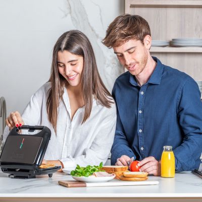 11. Opiekacz do kanapek Black+Decker BXSA753E