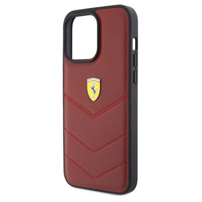 6. Etui Ferrari Leather Stitched Lines na iPhone 15 Pro Max - czerwone