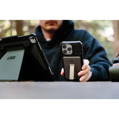 11. Powerbank UAG Ultra Slim 5K - powerbank 5000 mAh z podstawką, ładowanie bezprzewodowe 10W, kompatybilny z MagSafe, kabel w zestawie (titanium)