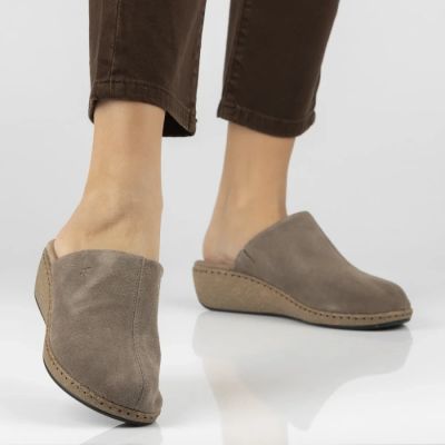 8. Skórzane klapki na koturnie taupe Filippo DK7567