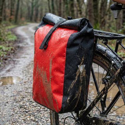 10. SAKWA TORBA ROWEROWA WODOSZCZELNA TYLNA NA BAGAŻNIK CZERWONA 13,5L XQMAX PRO