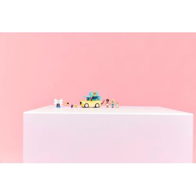 11. LEGO Friends 42678 Furgonetka z akcesoriami dla zwierząt