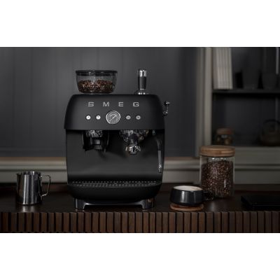 21. Smeg EGF03BLMEU ekspres do kawy Ręczny Ekspres do espresso 2,4 l