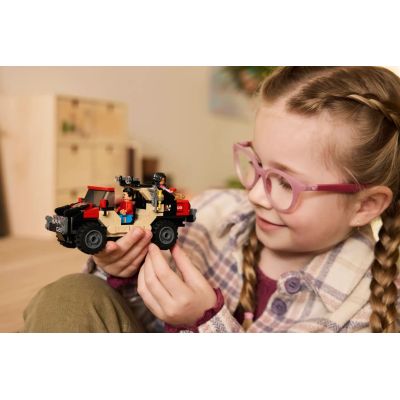 8. LEGO Jurassic World 76972 Ucieczka terenówką przed raptorem