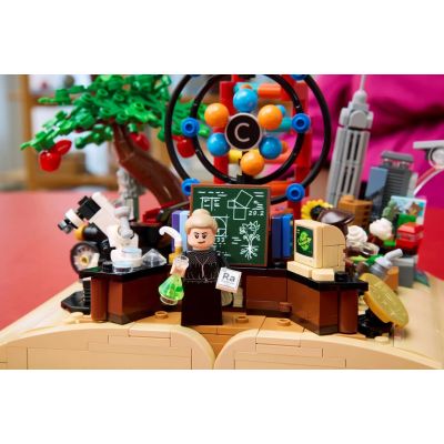 6. LEGO 21355 Ideas - Ewolucja przedmiotów ścisłych