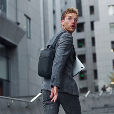 15. Plecak miejski Wozinsky Premium na jedno ramię, antykradzieżowy z organizerem i USB - czarny