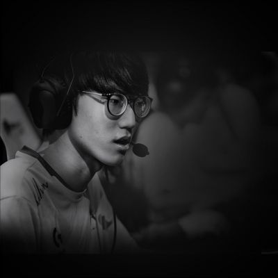 2. Logitech G 910-005942 myszka Gaming Po prawej stronie RF Wireless 25600 DPI