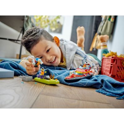 6. LEGO City 60373 Łódź strażacka