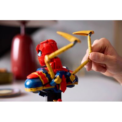 5. LEGO Marvel Super Heroes 76326 Popiersie Iron Spider-Mana
