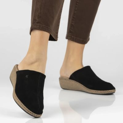 8. Skórzane klapki na koturnie czarne Filippo DK7567