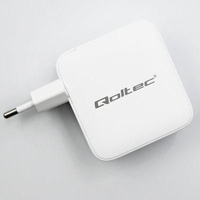 5. Qoltec Ładowarka sieciowa 140W GaN  | 5-20V | 2.5-5A | 3 x USB-C PD | 1 x USB QC 3.0 | Biała