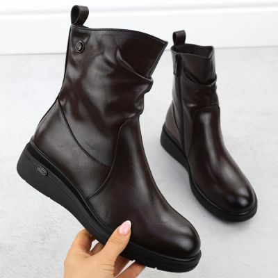 2. Botki damskie na koturnie brązowe Vinceza 26-58557