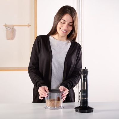 9. Blender ręczny Black+Decker BXHBA800E (800W)