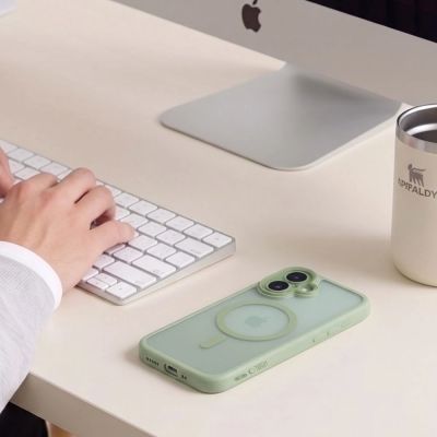 7. Etui Tech-Protect MagPeak MagSafe CC na iPhone 17 - zielone matowe