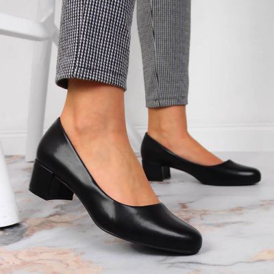 9. Czółenka na klocku czarne W Sergio Leone