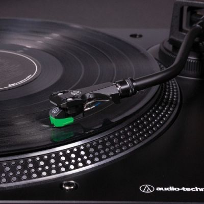 4. Audio-Technica AT-LP120X Gramofon z napędem bezpośrednim