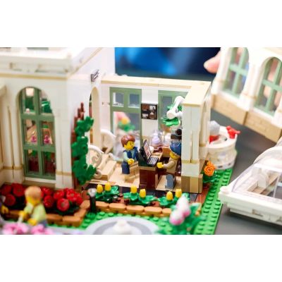 10. LEGO Ideas 21353  - Ogród botaniczny