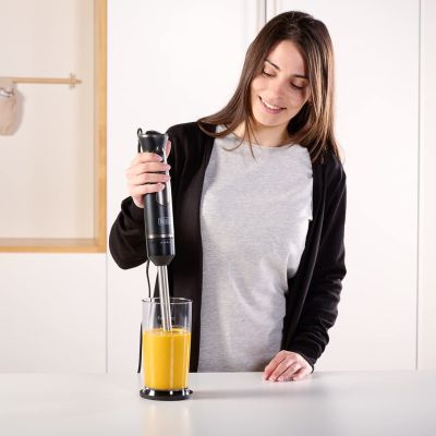 7. Blender ręczny Black+Decker BXHBA800E (800W)