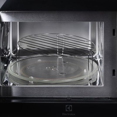30. Kuchenka mikrofalowa do zabudowy ELECTROLUX LMS4253TBK